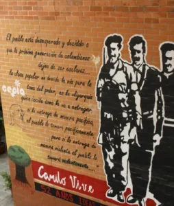 Fotografía general de uno de las pinturas del edificio de la facultad