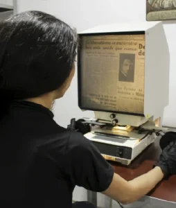Fotografía donde se ve a una estudiante analizando un archivo