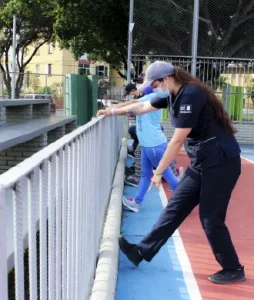 Plano general de un grupo de personas recibiendo terapia guiada por estudiantes
