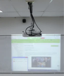 Foto donde se ve un proyector dando imagen al tablero