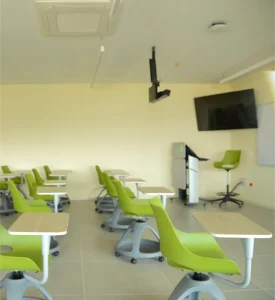 Plano general de uno de los salones donde se ve el tablero y los puestos para cada estudiante