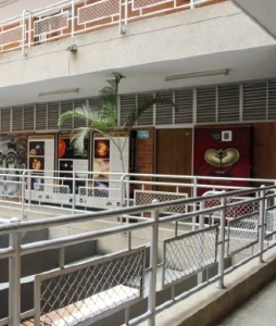 Plano general donde se ven los pasillos y las puertas con los salones