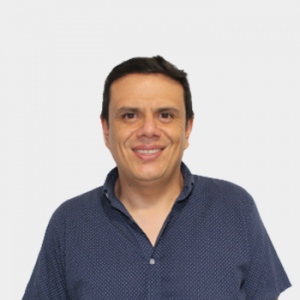 La foto fue tomada en primer plano, fondo blanco y el profesor Fabio Duván Lora CLavijo está situado en el centro.