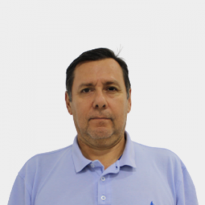 The photo was taken in close-up, with a white background, and the professor Ricardo Alfonso Jaimes is positioned in the center.