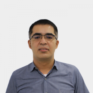 The photo was taken in close-up, with a white background, and the professor William Pinto is positioned in the center.