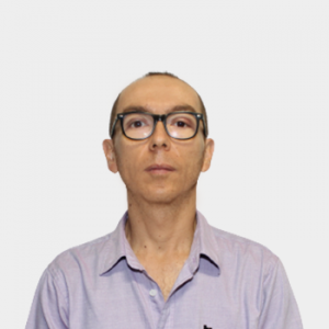 La foto fue tomada en primer plano, fondo blanco y el profesor Andres Felipe Castaño González está situado en el centro.