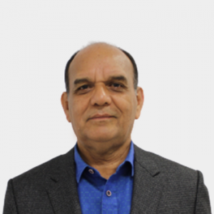 The photo was taken in close-up, with a white background, and the professor Manuel Martínez is positioned in the center.