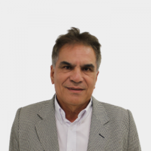 The photo was taken in close-up, with a white background, and the professor Alberto Pertuz is positioned in the center.