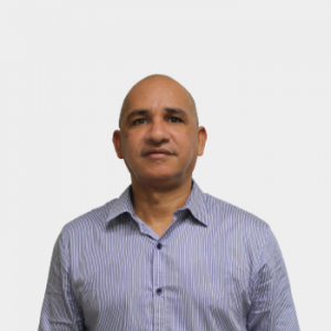 The photo was taken in the foreground, white background and the professor Arnoldo Rafael Teherán Herrera is located in the center.