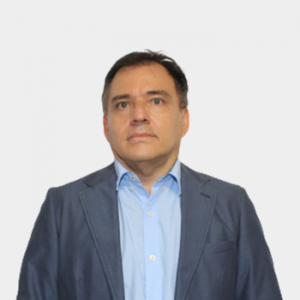 La foto fue tomada en primer plano, fondo blanco y el profesor Jader Enrique Guerrero Bermúdez está situado en el centro.