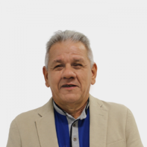 The photo was taken in close-up, with a white background, and the professor Jorge Medneses is positioned in the center.