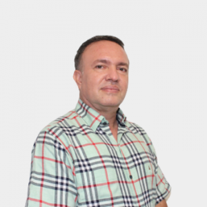 The photo was taken in close-up, on a white background, with the professor Carlos Leonardo Beltran positioned in the center.