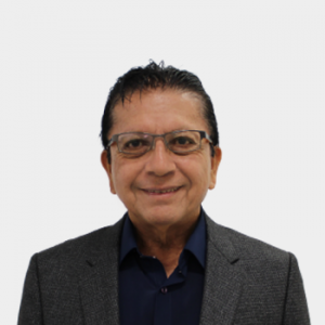 The photo was taken in close-up, with a white background, and the professor Iznardo González is positioned in the center.