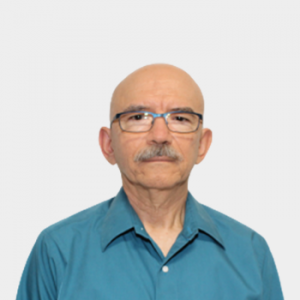 The photo was taken in the foreground, white background and the professor José Antonio Henao Martínez is located in the center.