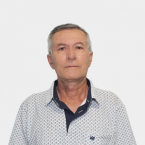 La foto fue tomada en primer plano, fondo blanco y el profesor Jose Gregorio Moreno Patiño está situado en el centro.