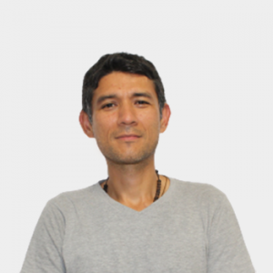The photo was taken in close-up, on a white background, with the professor William Gutierrez Niño positioned in the center.