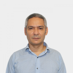 The photo was taken in close-up, on a white background, with the professor Rafael Angel Torres positioned in the center.