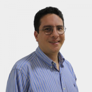 The photo was taken in close-up, on a white background, with the professor David Alejandro Miranda positioned in the center.