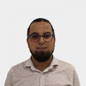 The photo was taken in close-up, with a white background, and the professor Yesid Javier Rueda is positioned in the center.