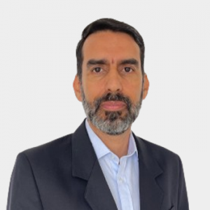 La foto fue tomada en primer plano, fondo blanco y el profesor Jose David Sanabria está situado en el centro.