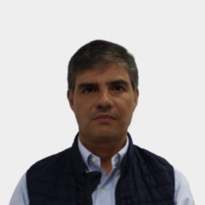 The photo was taken in close-up, with a white background, and the professor Julian Ernesto Jaramillo is positioned in the center.