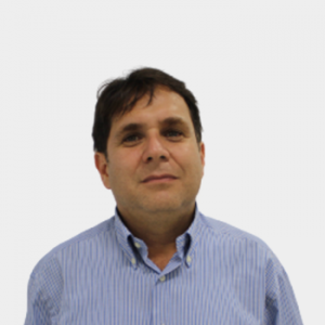 The photo was taken in close-up, with a white background, and the professor Jabid Eduardo Quiroga is positioned in the center.
