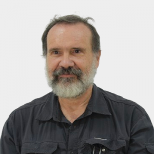 La foto fue tomada en primer plano, fondo blanco y el profesor Luis Alberto Nuñez situado en el centro.