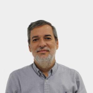 The photo was taken in close-up, with a white background, and the professor David Fuentes is positioned in the center.