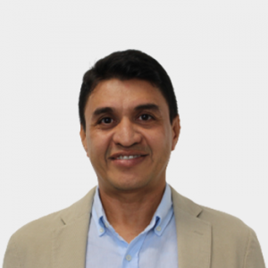 The photo was taken in close-up, with a white background, and the professor Diego Villegas is positioned in the center.