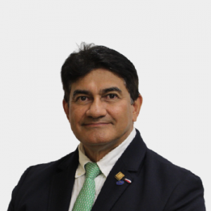 The photo was taken in close-up, with a white background, and the professor Carlos Borras Pinilla is positioned in the center.