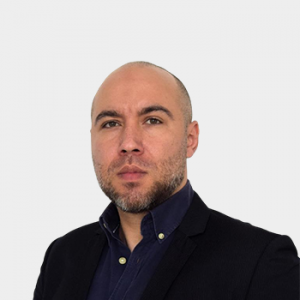 The photo was taken in close-up, with a white background, and the professor Carlos Fidel Amaris Castilla is positioned in the center.
