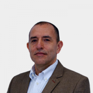 The photo was taken in close-up, with a white background, and the professor Heller Guillermo Sánchez Acevedo is positioned in the center.