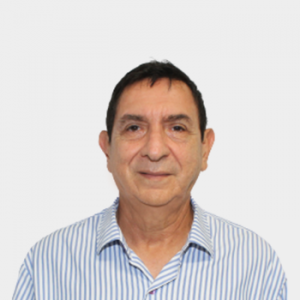 La foto fue tomada en primer plano, fondo blanco y el profesor Manuel Guillermo Florez Becerra está situado en el centro.