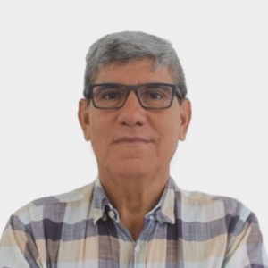 La foto fue tomada en primer plano, fondo blanco y el profesor Alirio Palma está situado en el centro.