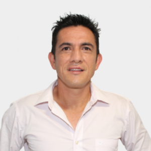 The photo was taken in close-up, with a white background, and the professor Henrry Arguello Fuentes is positioned in the center.