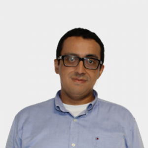 The photo was taken in close-up, with a white background, and the professor Fabio Martínez is positioned in the center.