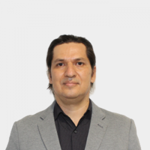 The photo was taken in close-up, with a white background, and the professor Gabriel Pedraza Ferreira is positioned in the center.