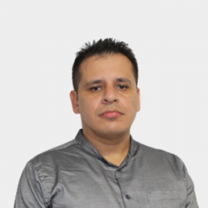 The photo was taken in close-up, with a white background, and the professor Carlos Jaime Barrios is positioned in the center.