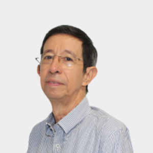 The photo was taken in close-up, with a white background, and the professor Hugo Andrade Sosa is positioned in the center.