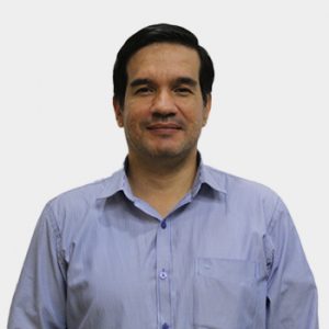 The photo was taken in close-up, with a white background, and the professor Urbano Gomez Prada is positioned in the center.