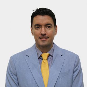 The photo was taken in close-up, with a white background, and the professor Pablo Silva is positioned in the center.