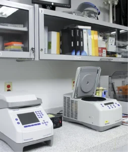 Fotografía de dos equipos de laboratorio de la escuela
