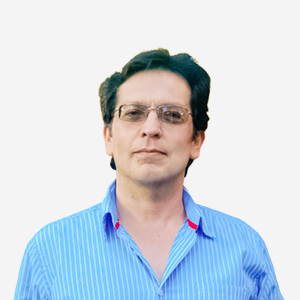 The photo was taken in close-up, with a white background, and the professor Fernando Rojas is positioned in the center.