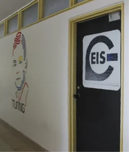 Fotografía de las puertas de los salones de los grupos de investigación de la escuela