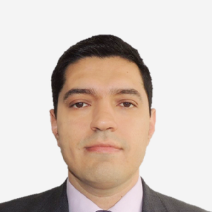 The photo was taken in close-up, with a white background, and the professor Hoover Fabian Rueda is positioned in the center.