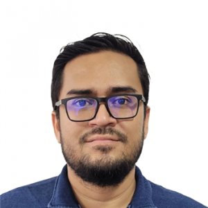 La foto fue tomada en primer plano, fondo blanco y el profesor Jhean Eleison Pérez López está situado en el centro.