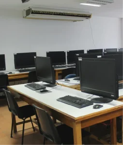 General plan showing several desks, each one equipped with its own computer.