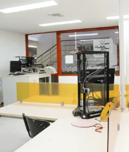 Primer plano de un escritorio ubicado en la oficina del grupo de investigación