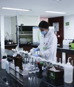 Plano general de una estudiante realizando pruebas con los instrumentos del laboratorio