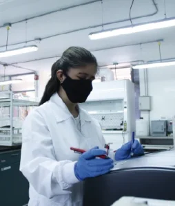 Fotografía de una de las profesoras haciendo anotaciones de las pruebas que realiza en el laboratorio